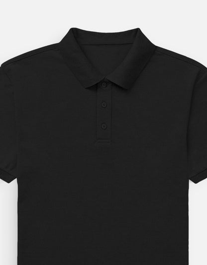 Color_Black. Classic short-sleeved polo shirt with a structured ribbed collar and two-button placket. High-quality pique cotton fabric in a solid color, offering a sharp yet relaxed regular fit for a unisex smart-casual aesthetic.