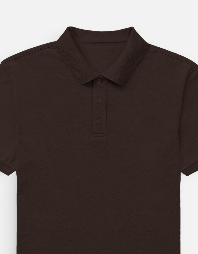 Color_CoffeeBrown. Classic short-sleeved polo shirt with a structured ribbed collar and two-button placket. High-quality pique cotton fabric in a solid color, offering a sharp yet relaxed regular fit for a unisex smart-casual aesthetic.