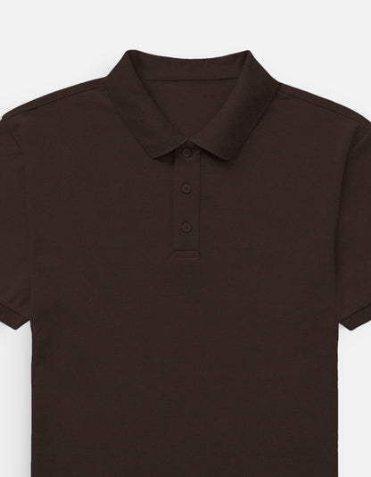 Color_CoffeeBrown. Classic short-sleeved polo shirt with a structured ribbed collar and two-button placket. High-quality pique cotton fabric in a solid color, offering a sharp yet relaxed regular fit for a unisex smart-casual aesthetic.