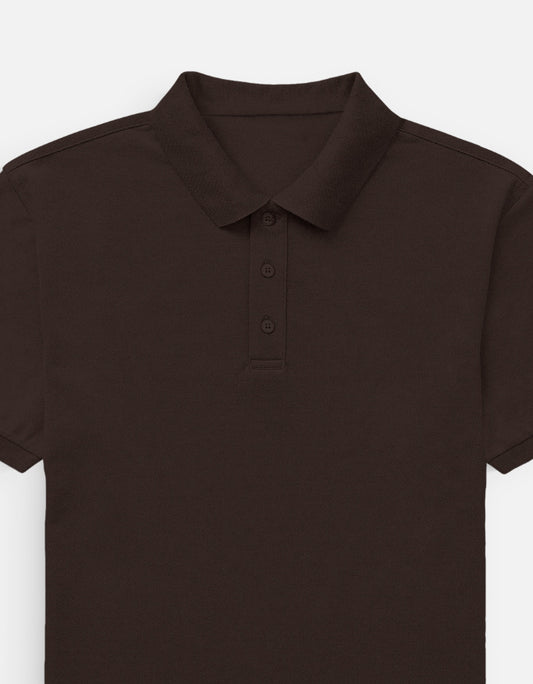 Color_CoffeeBrown. Classic short-sleeved polo shirt with a structured ribbed collar and two-button placket. High-quality pique cotton fabric in a solid color, offering a sharp yet relaxed regular fit for a unisex smart-casual aesthetic.
