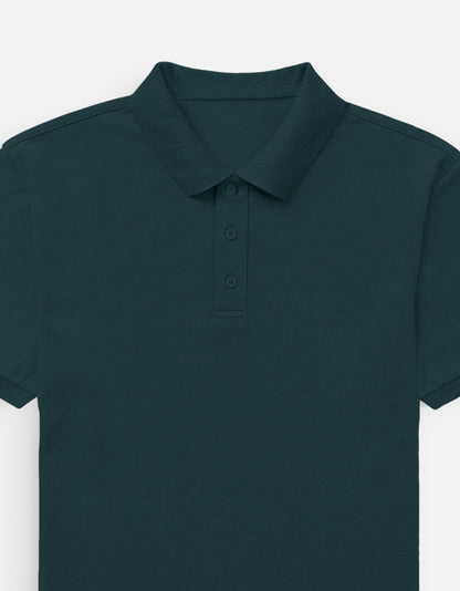 Color_PetrolBlue. Classic short-sleeved polo shirt with a structured ribbed collar and two-button placket. High-quality pique cotton fabric in a solid color, offering a sharp yet relaxed regular fit for a unisex smart-casual aesthetic.