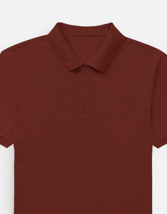 Color_BrickRed. Classic short-sleeved polo shirt with a structured ribbed collar and two-button placket. High-quality pique cotton fabric in a solid color, offering a sharp yet relaxed regular fit for a unisex smart-casual aesthetic.