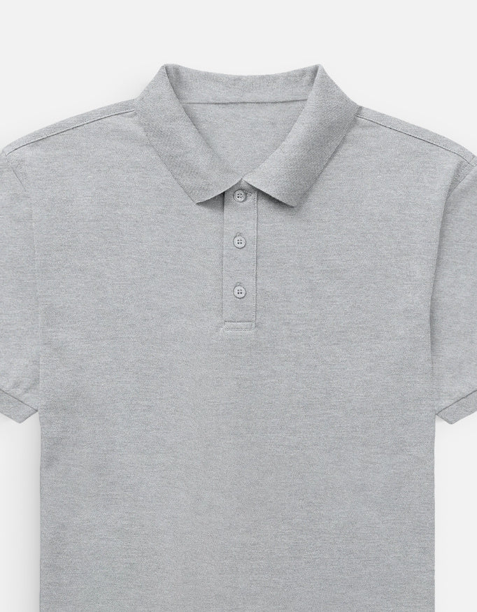 Color_GreyMelange. Classic short-sleeved polo shirt with a structured ribbed collar and two-button placket. High-quality pique cotton fabric in a solid color, offering a sharp yet relaxed regular fit for a unisex smart-casual aesthetic.