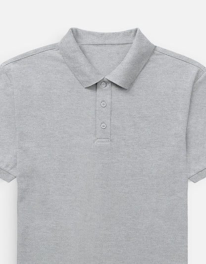 Color_GreyMelange. Classic short-sleeved polo shirt with a structured ribbed collar and two-button placket. High-quality pique cotton fabric in a solid color, offering a sharp yet relaxed regular fit for a unisex smart-casual aesthetic.