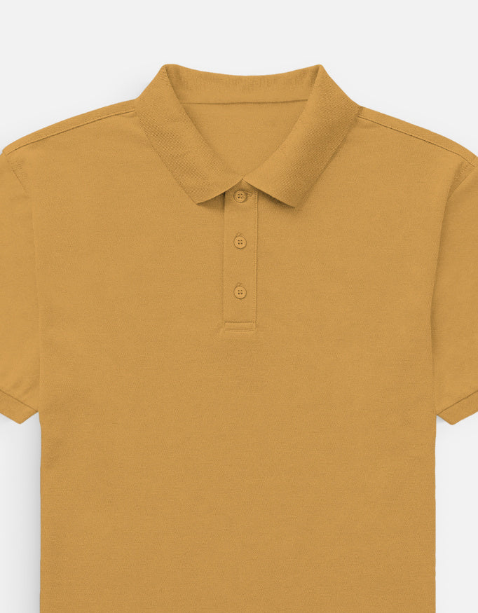 Color_MustardYellow. Classic short-sleeved polo shirt with a structured ribbed collar and two-button placket. High-quality pique cotton fabric in a solid color, offering a sharp yet relaxed regular fit for a unisex smart-casual aesthetic.